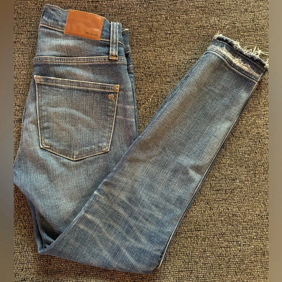 Madewell Petite 9" Mid-Rise Skinny Jeans in York Wash - Picture 5 of 9